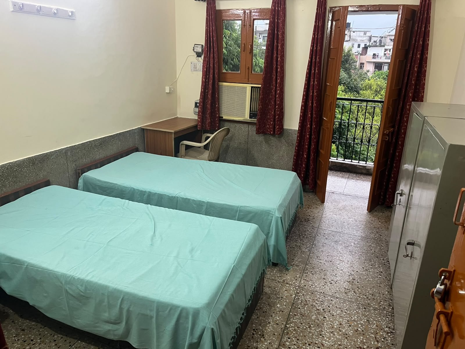 Comfortable PG room with bed and window